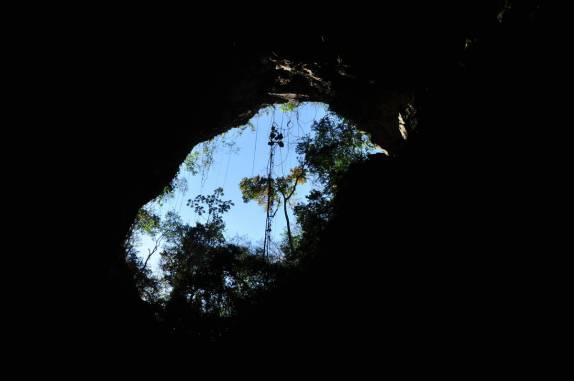 A enorme entrada da Gruta Azul, em Bonito, no Mato Grosso do Sul